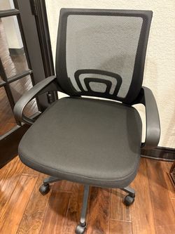 Black Mesh Office Chair with Armrests