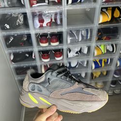 Yeezy 700 Mauve size 9.5