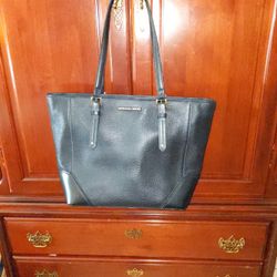  BLACK MICHAEL KORS PURSE PLUS DUST BAG USED TWICE LIKE NEW.