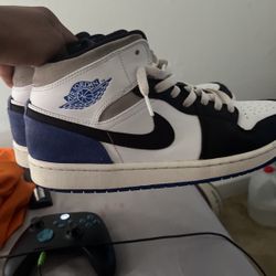 Jordan 1s Mid Royal Black