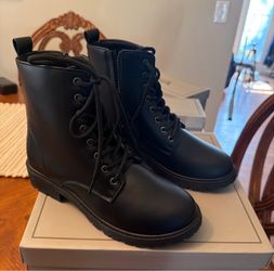 Mia Black Lace-Up boots size 7