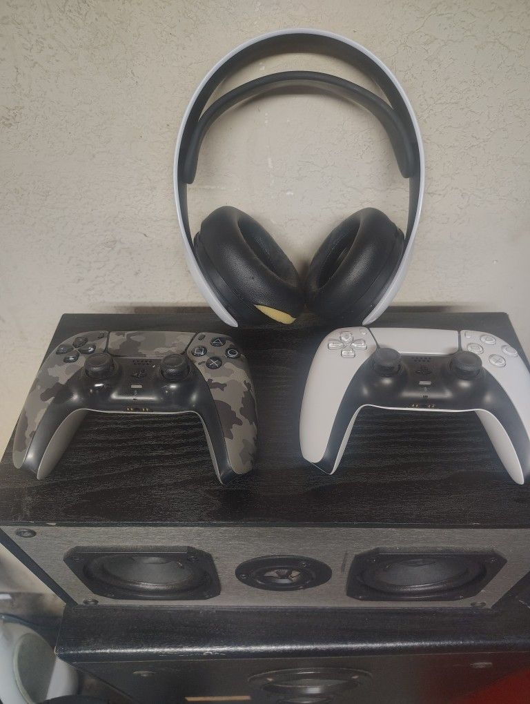 PS5 Controllers And Bluetooth Headset