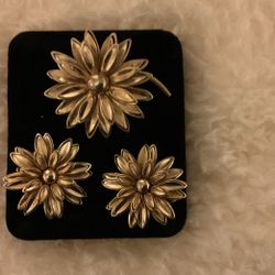 Vintage Goldtone Flower Brooch W/matching Clip On Earrings 