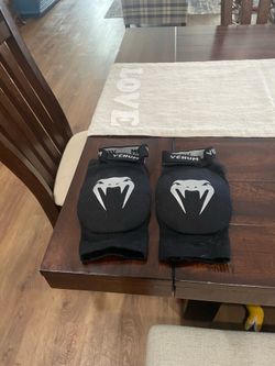 Venum elbow pads