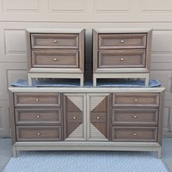 Beautiful Dresser And 2 Nightstands 