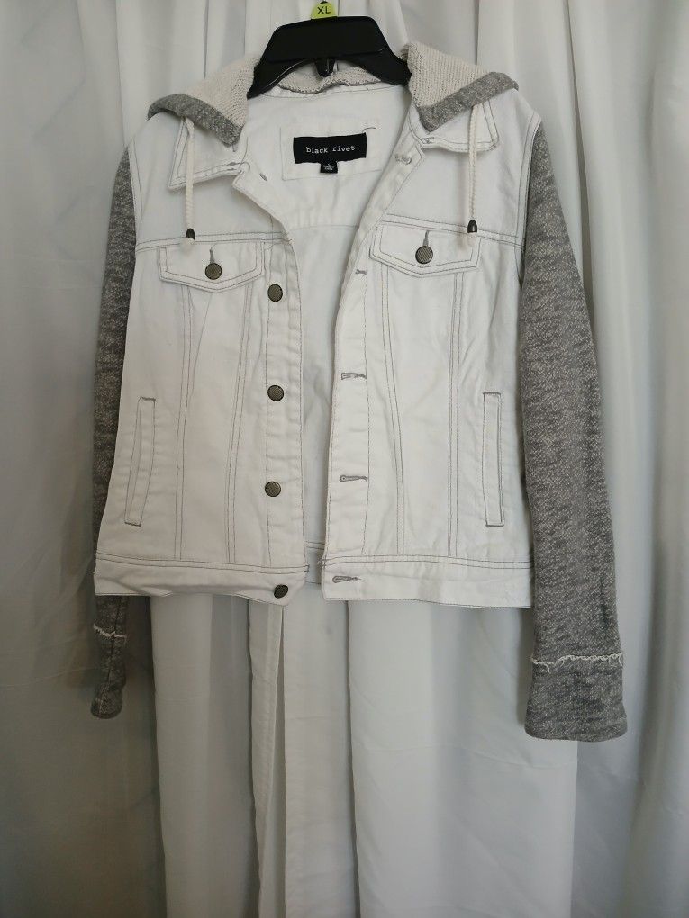 Black Rivet Women's Button Closure Hooded White DETAILS
Features:
Distressed Denim
2 Button Closure Chest Pockets
Two side Welt pockets
5 Denim Jacket