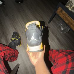 Jordan 4 Thunders 