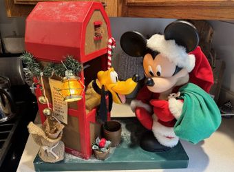 Santa's Best Mickey & Pluto Barn Holiday Animation Rare Mickey Unlimited