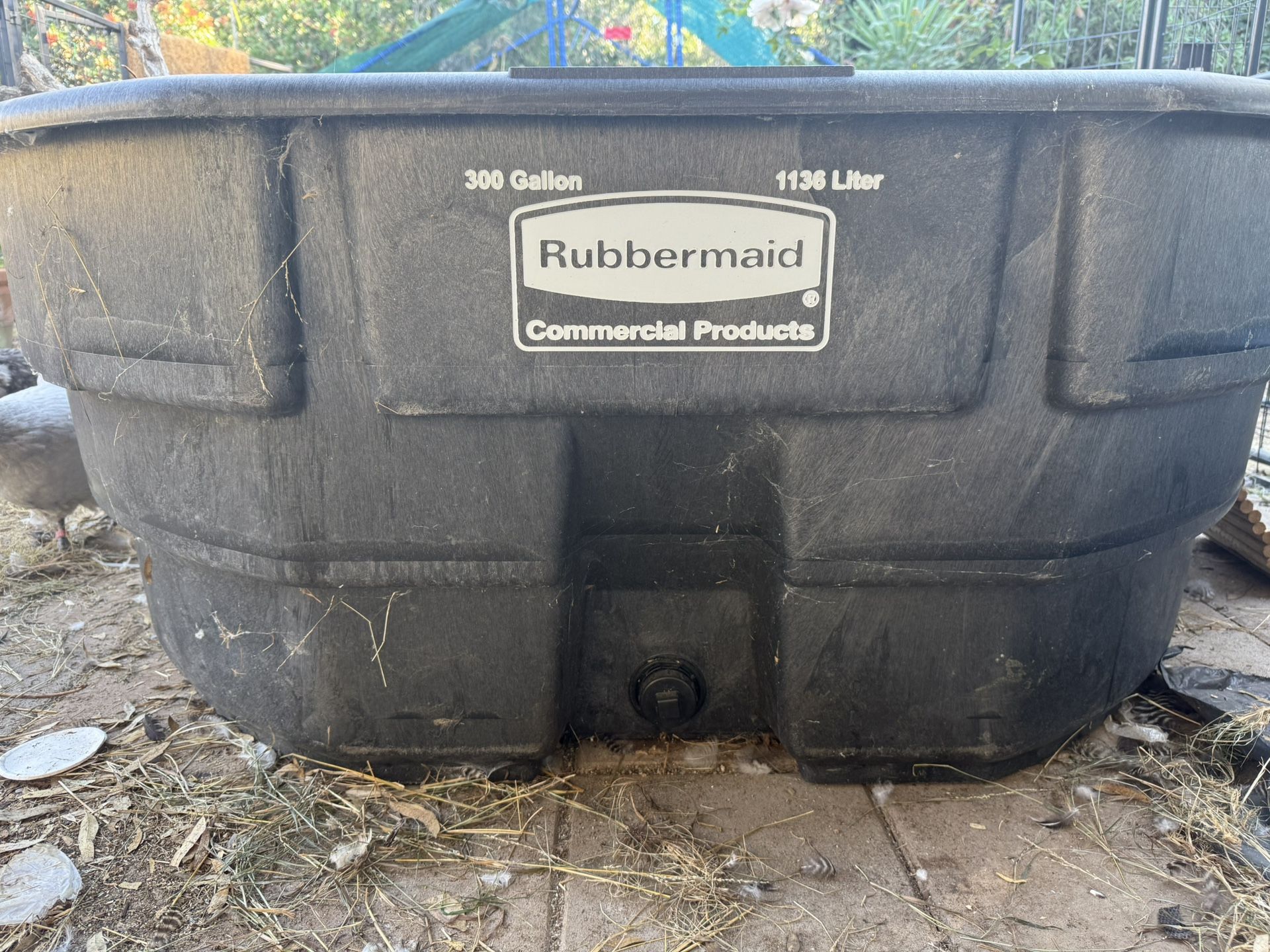LIKE NEW 350-Gallon Rubbermaid Stock Tank Pond Tub Pool