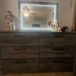 Dresser/ Vanity With  Lights 