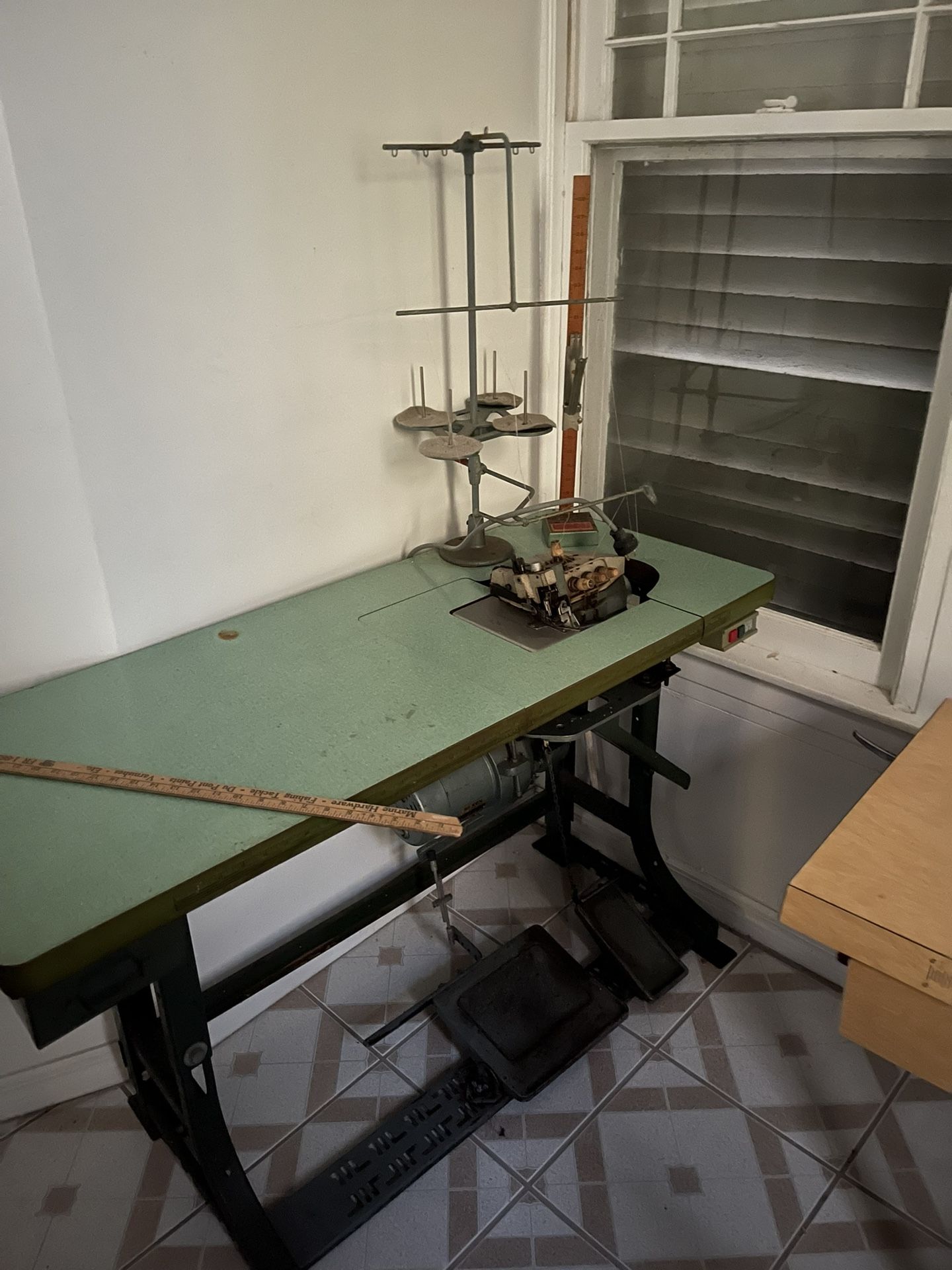 industrial serger / overlock machine