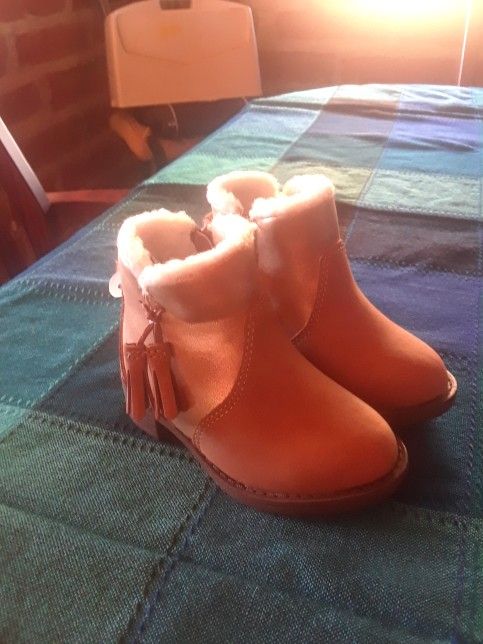 New Oshkosh B'Gosh Size 4 Infant Boots Sherpa