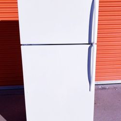 Free Delivery Super Clean Works Perfectly Whirlpool 18 CuFt Top Freezer Refrigerator 