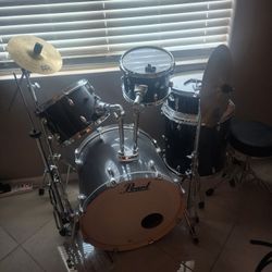 2 BASS Guitars and Full (Pearl)Drumset