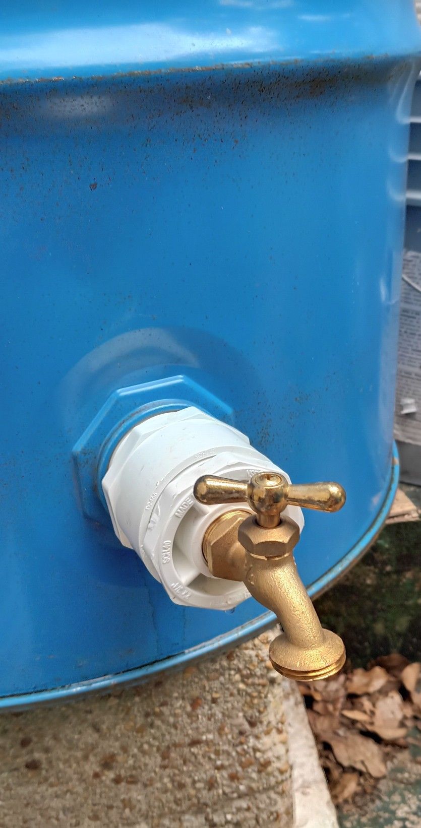 55 gallon metal rain barrel with removable top and removable screw-in spigot and housing