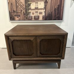 Broyhill premier Facet Midcentury Walnut Side Table, Nightstand Circa 1950s