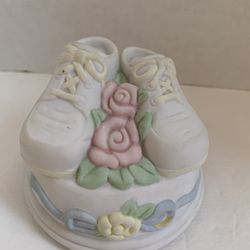 Music Box-Plays Lullaby  