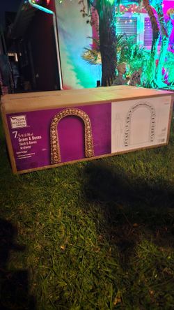 Home Accents Holiday 7.5 ft Skull & Bones Archway