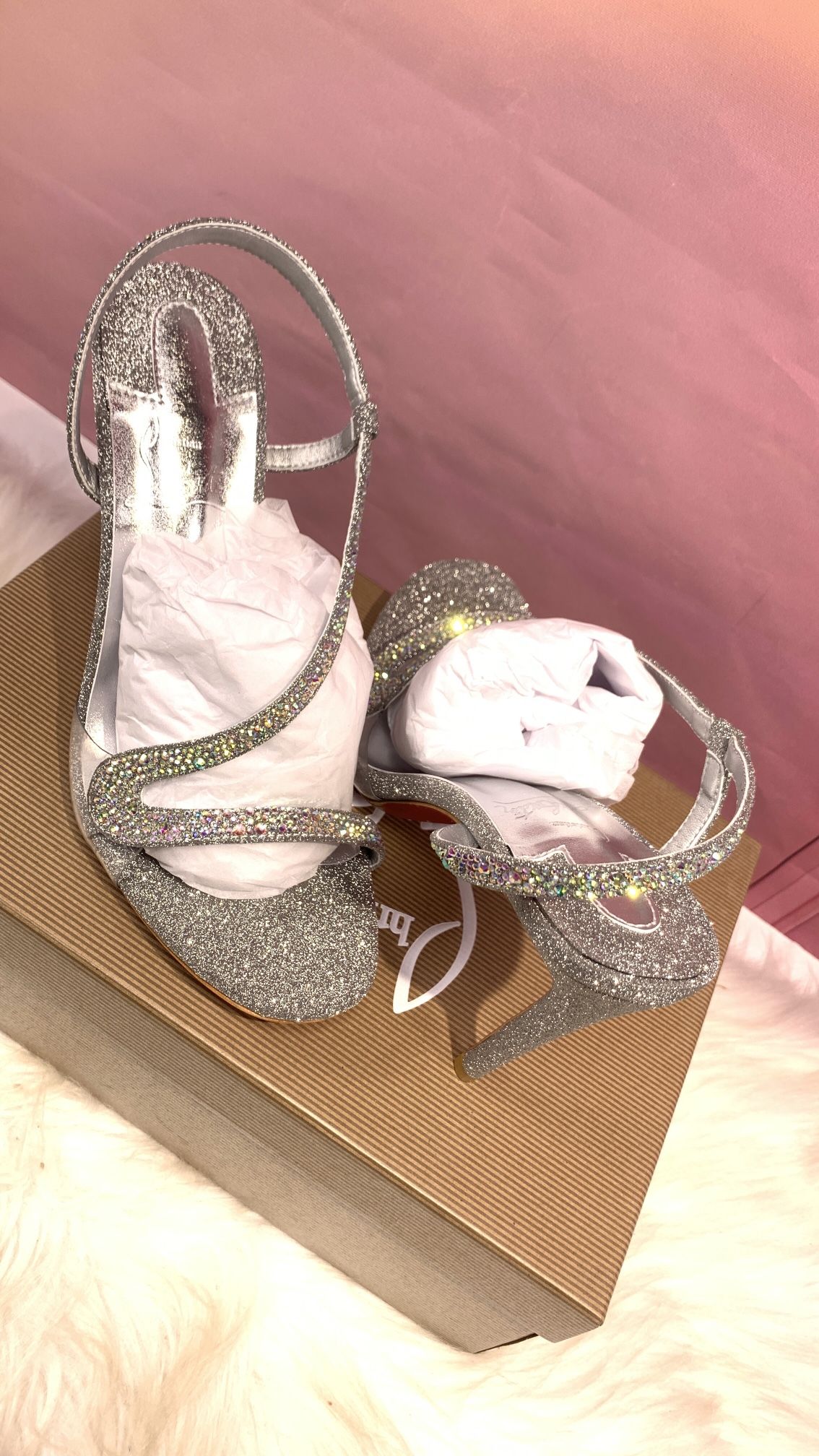 Ladies' high heels are of high quality.高跟鞋👠