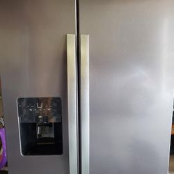 Whirlpool Refrigerator With 2 Years Of Warranty Remaining 