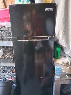Magic Chef Black Top-Freezer Refrigerator
