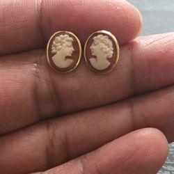 585 Vintage Carved Oval Cameo Stud Earrings
