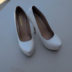 Dream Pair White High Heels Size 9 1/2