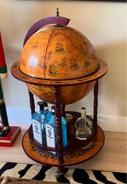 Corene Sixteenth Century Italian Replica Globe Bar
