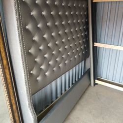 ** BEAUTIFUL KING SIZE DIAMOND TUFTED BED WITH BOX SPRINGS 