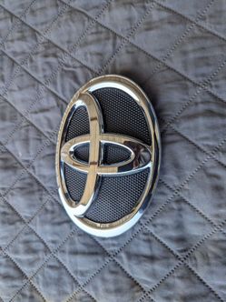 09-11 Camry Nose Emblem