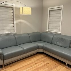 Genuine Italian Leather Sectional With Pullout Sleeper 