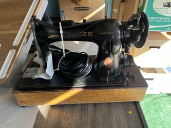 Vintage 1952 Singer Manufacturing Co. Sewing Machine