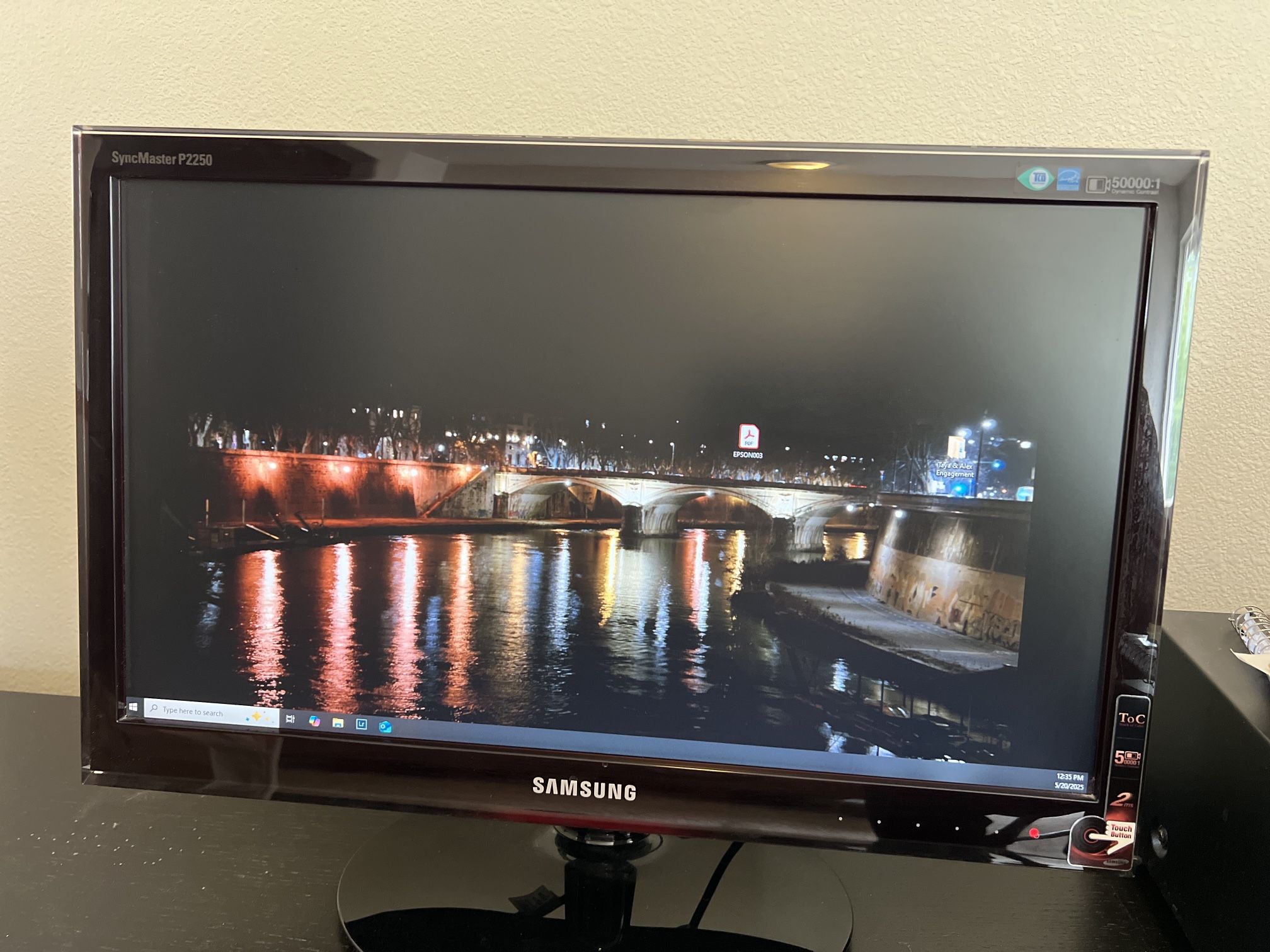 Samsung P2250 21.5-Inch Widescreen Touch of Color LCD computer Monitor - Rose Black
