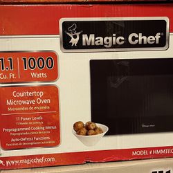New Magic Chef 1000 Watts Microwave Oven in Box