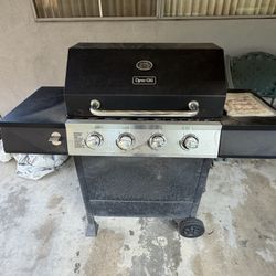 Dyna-Glo 4 Burner BBQ Grill w/tank