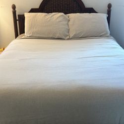 Complete Matching Bedroom Set w/ Great Queen Size Bed And More!!