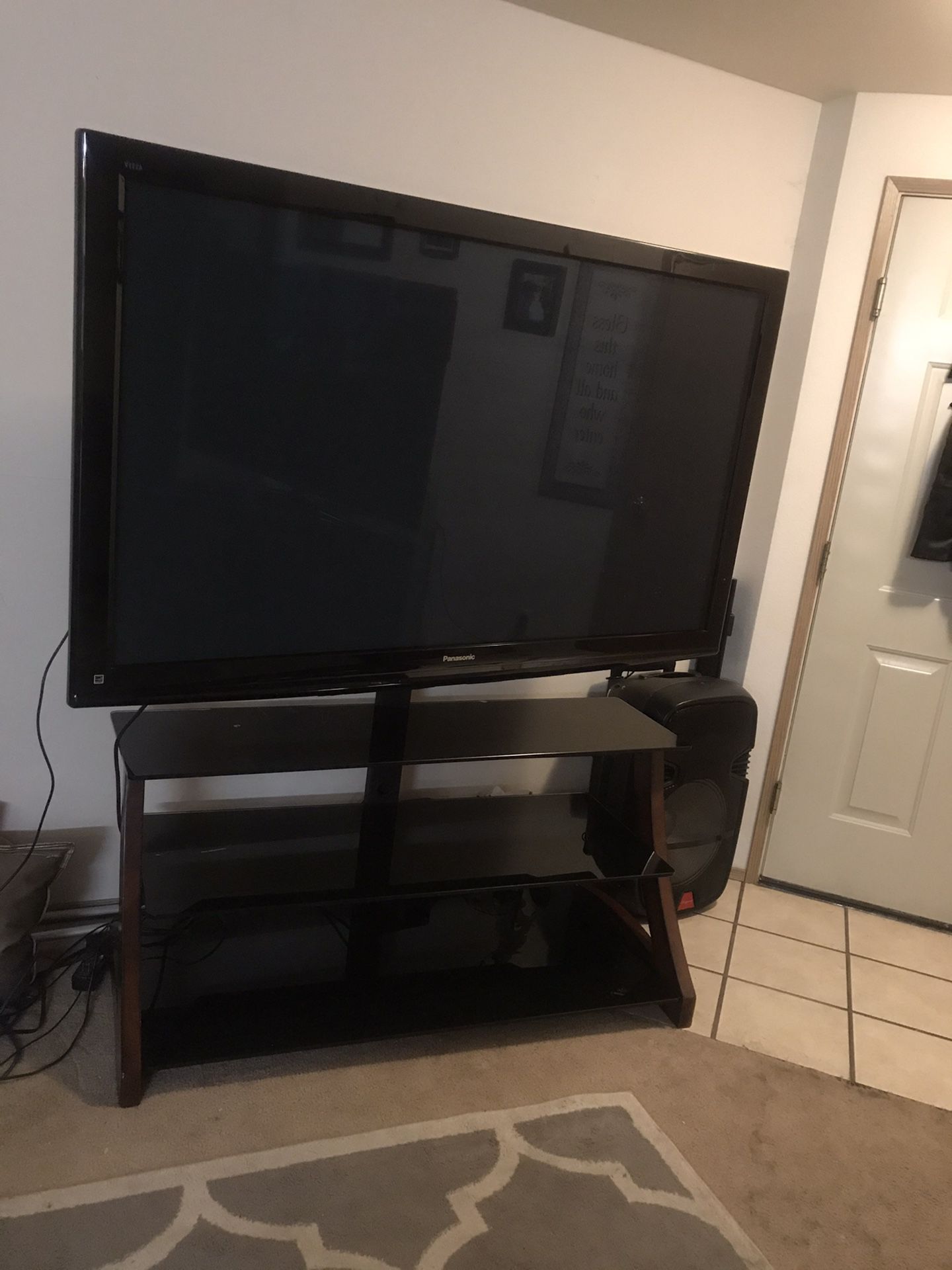 Tv 70” And Tv Stand