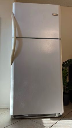 Frigidaire Refrigerator – Works Great – Clean & Ready for Pickup