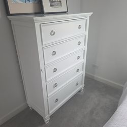 Dresser and Full Size Bed like new