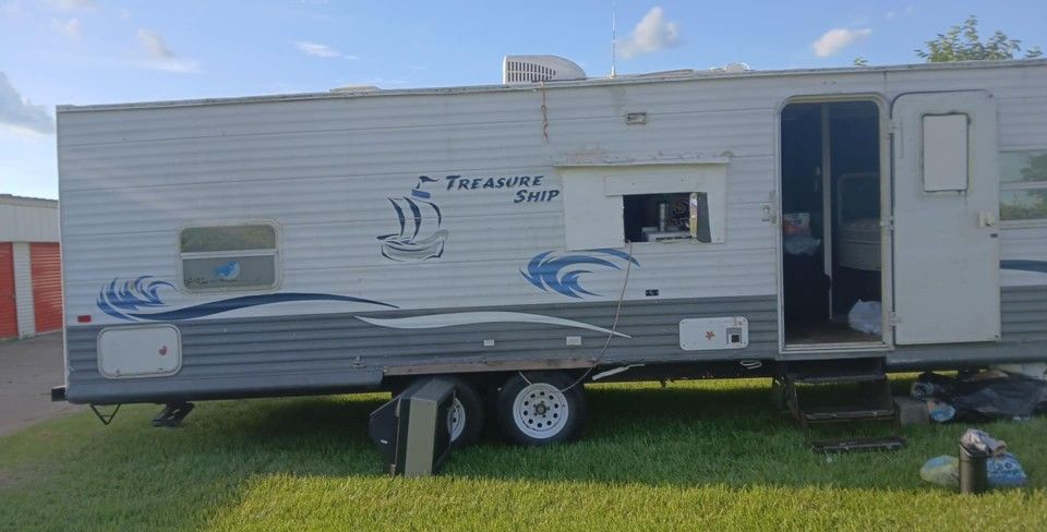 2004 Fleetwood Treasure ship