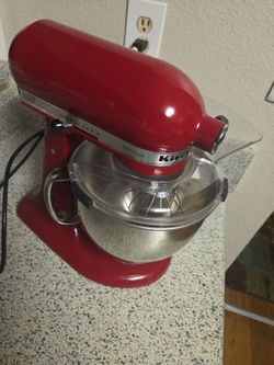 Kitchen Aid head tilt 4.5 quart w/ Attachments