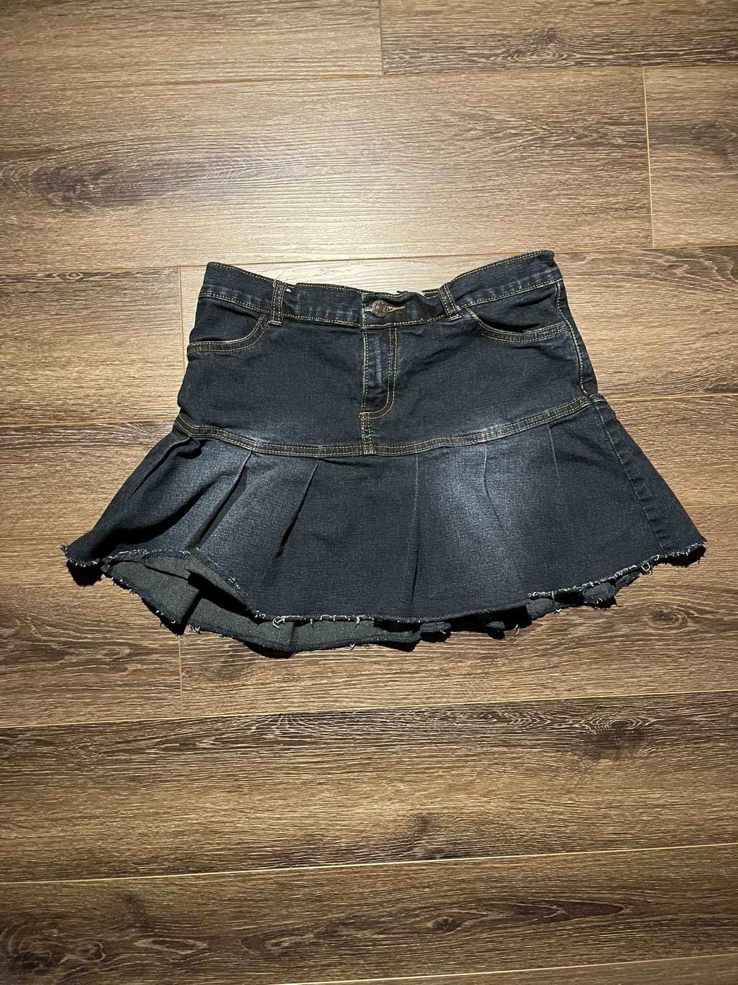 Medium Woman’s Pleated Denim Skirt