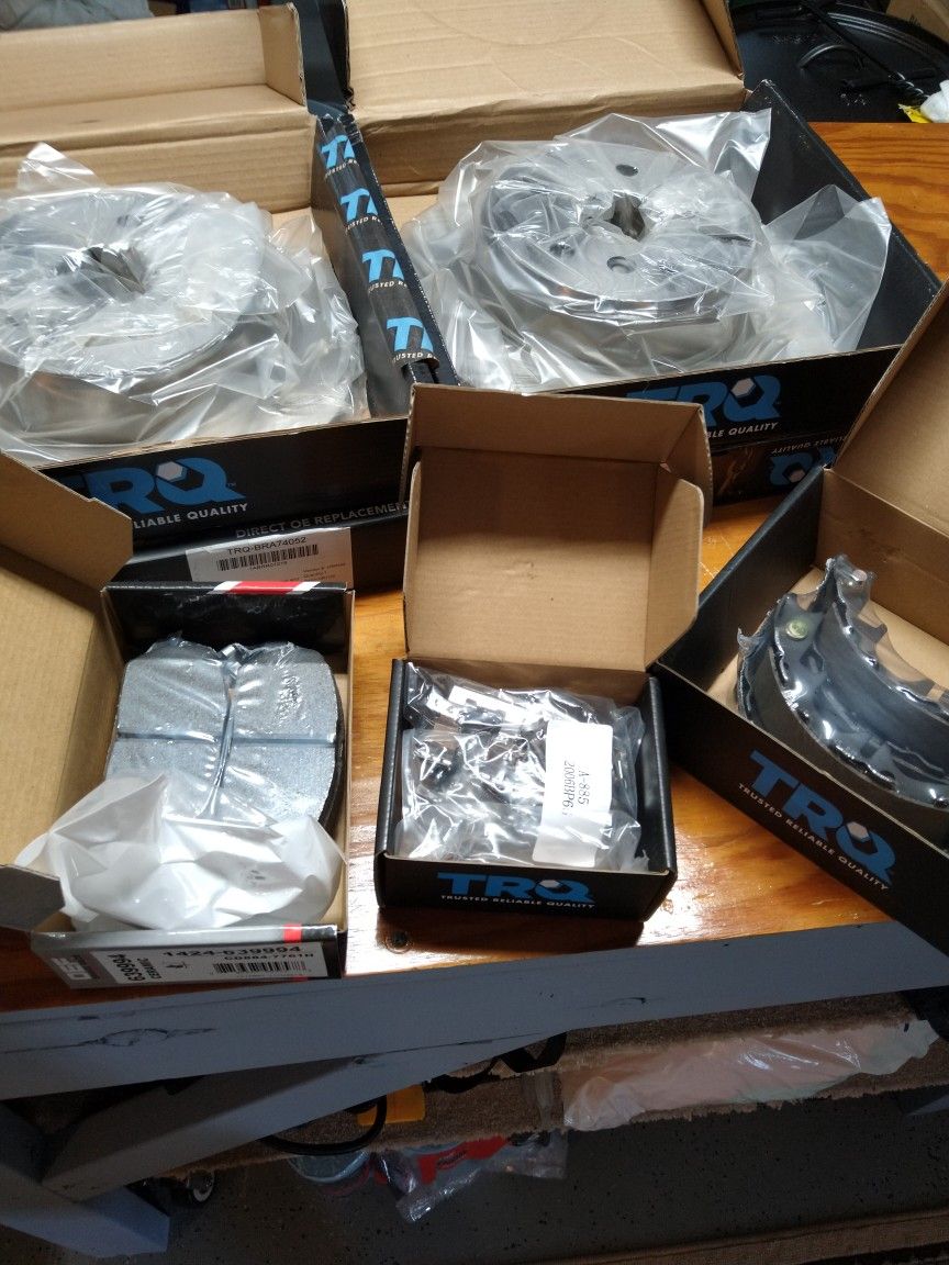 Brake Rotors And Pads NIB Toyota Highlander - 2002