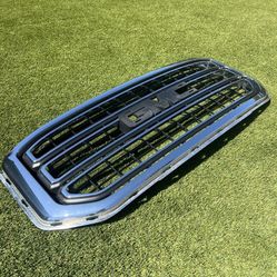 OE Mint Condition GMC Yukon Grill WITH emblem 