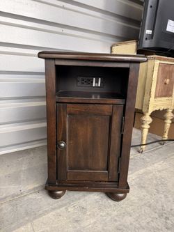 Barilanni Chairside End Table with USB Charging