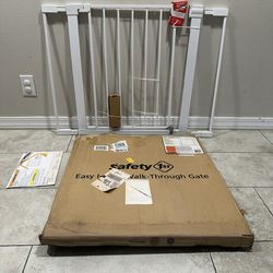 Adjustable Pet Gate / Safety Gate - Fits Openings 29” - 38”