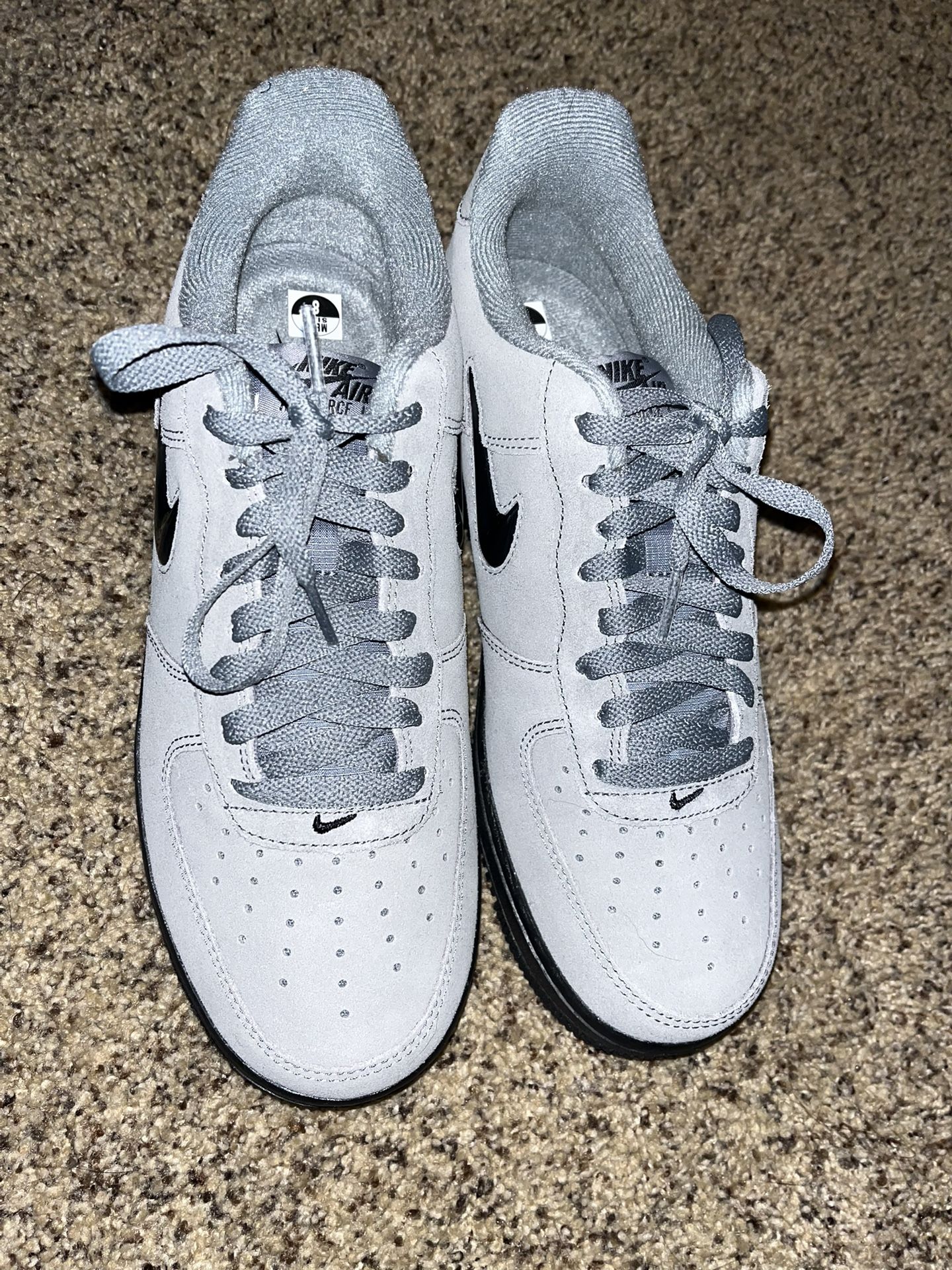 Nikes display picture 1