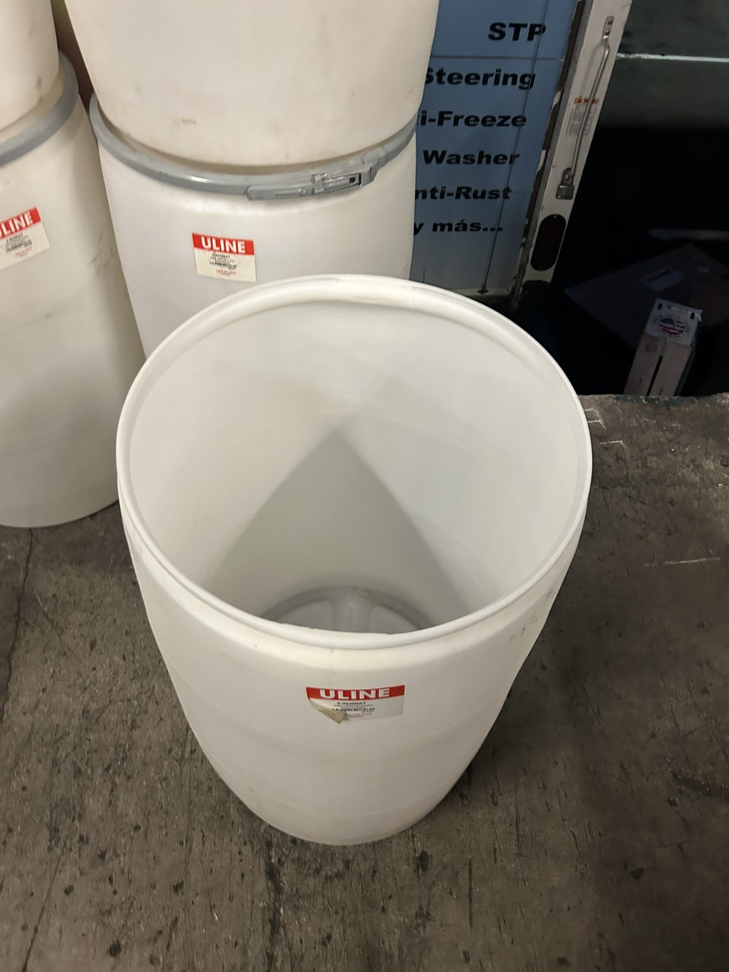 HEAVY DUTY PLASTIC 55 GALLON SHIPPING DRUMS WITH REMOVABLE LIDS AND CLAMPS $45 EACH BUY 5 $40 EACH DELIVERY AVAILABLE $$$