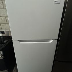 Frigidaire Refrigerator 30 Inch 