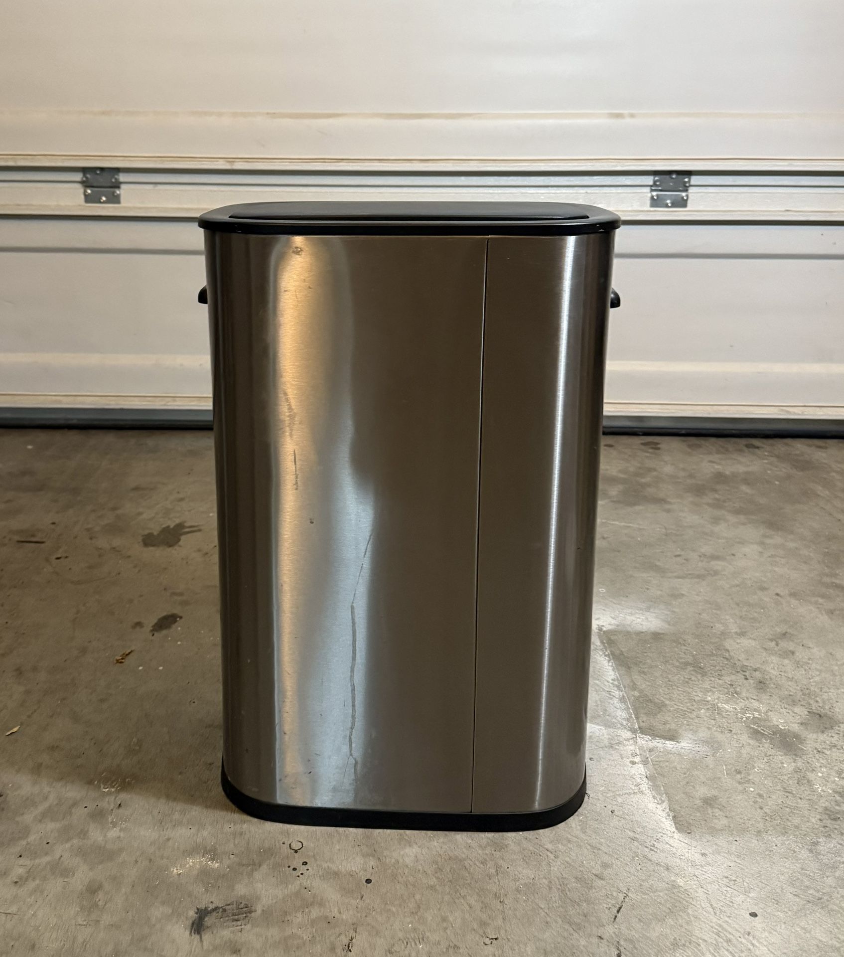 TRASH CAN